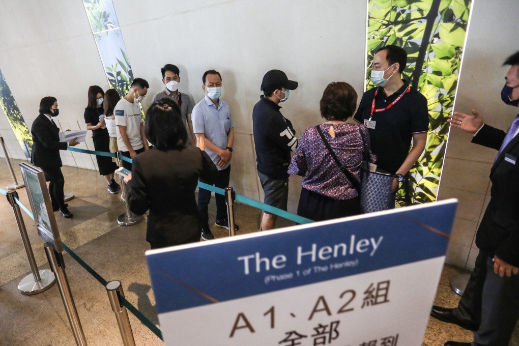 Buyers queue up to buy flats at The Henley, at Henderson’s sales office in One IFC, Central, on Sunday. Photo: Jonathan Wong