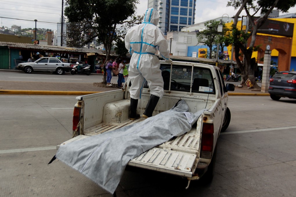 A health worker transports the body of a Covid-19 victim in Tegucigalpa, Honduras. Photo: EPA