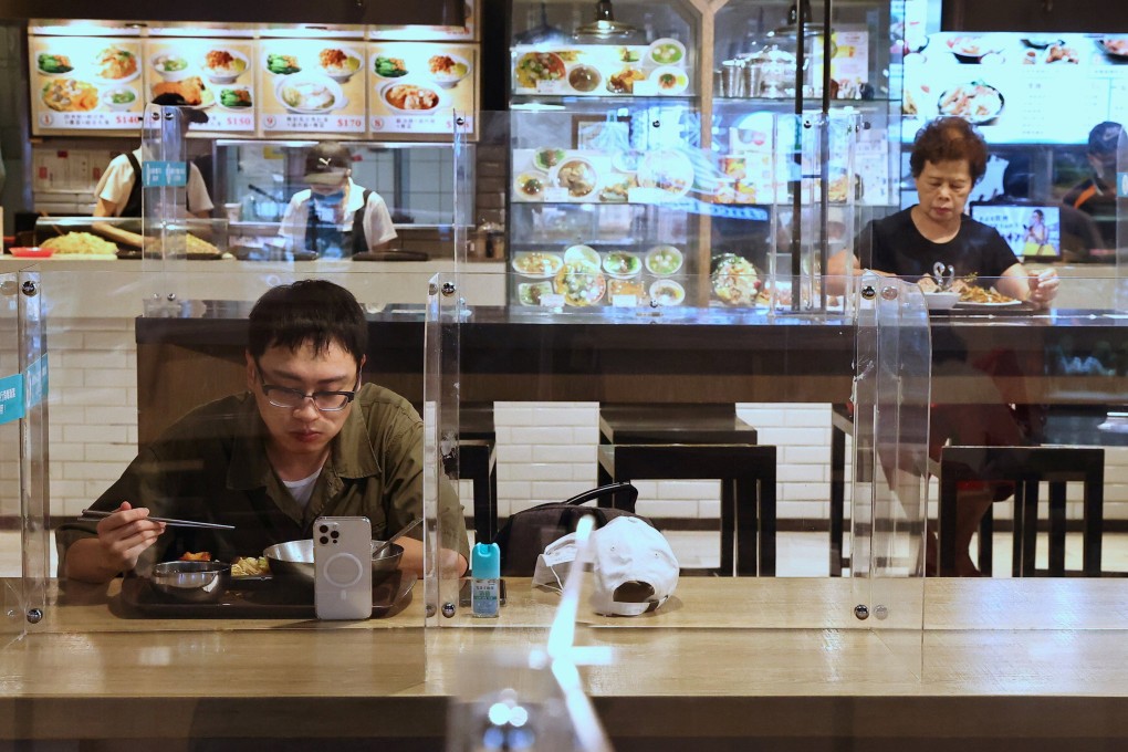 Diners in Taipei eat lunch between plastic partitions following the outbreak of coronavirus disease on May 12, 2021. Photo: Reuters