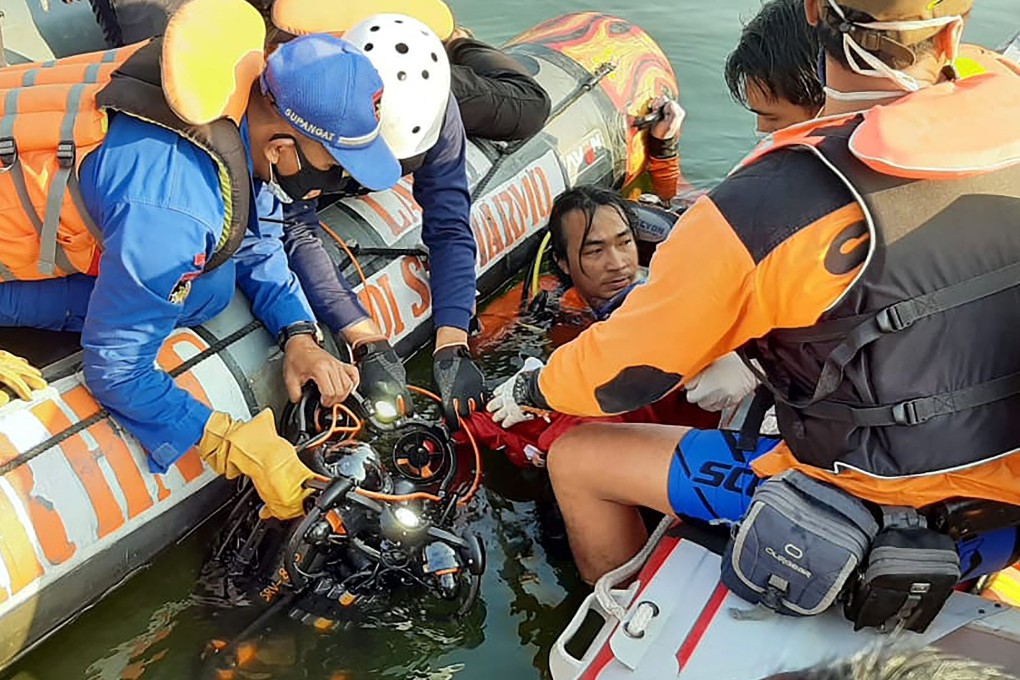 Rescuers search for victims after a boat carrying 20 holiday-makers capsized on at a reservoir in Boyolali, Central Java. Photo: Handout/National Search and Rescue Agency (Basarnas)/AFP