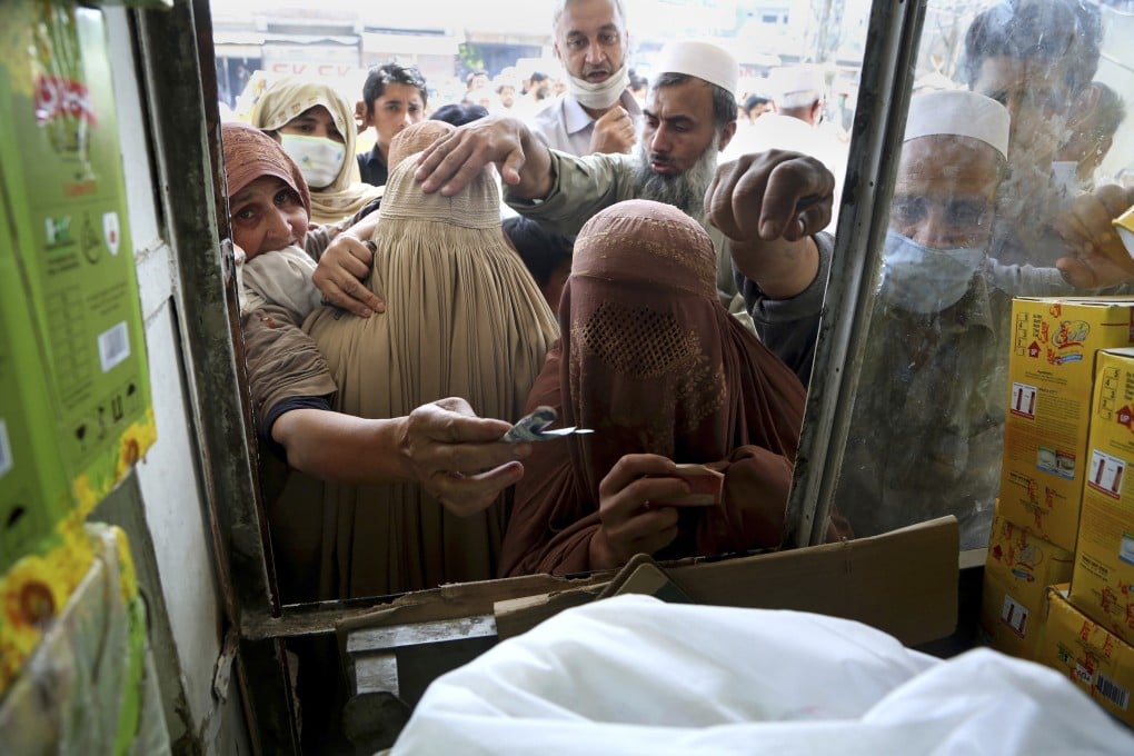 People jostle to buy groceries at a government-run supermarket providing special discounts for Ramadan in Peshawar, Pakistan, on April 10. Photo: AP
