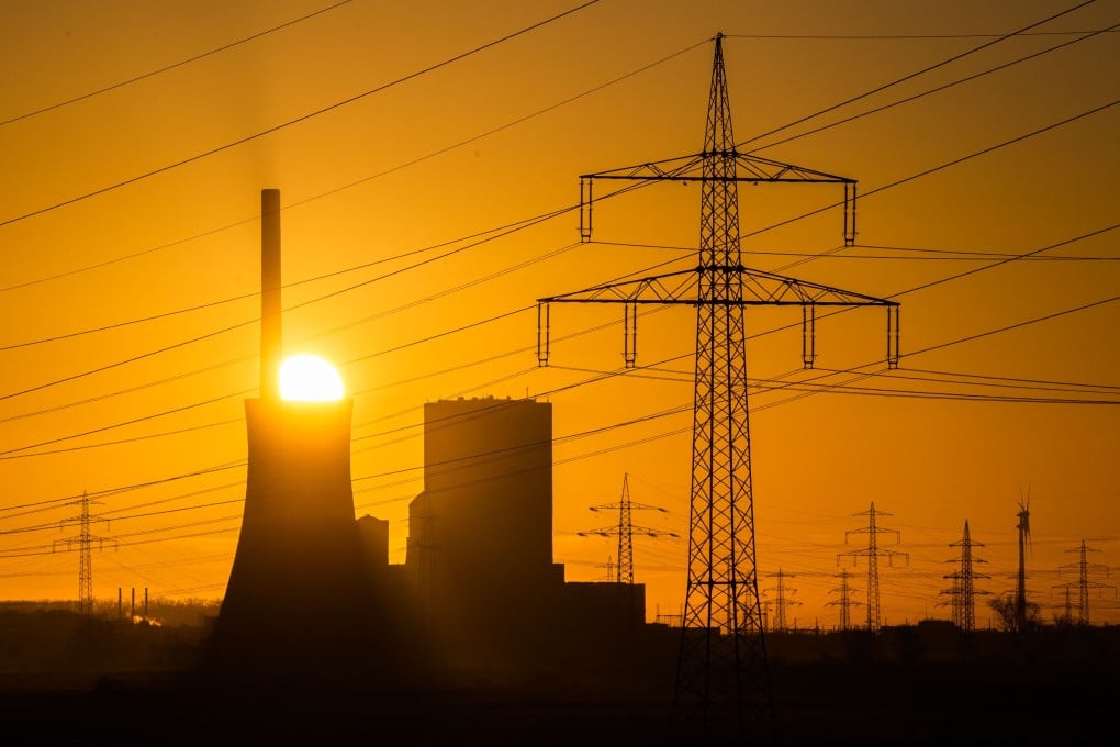 The sun rises behind the cooling towers at Mehrum coal-fired power plant in Hohenhameln, Germany in January 2020. Photo: AFP