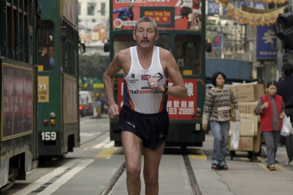 Ron Hill runs through Wan Chai streets in 2003 – he died aged 82. Photo: SCMP