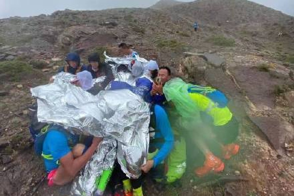 Runners huddle for warm as disaster unfolds during a 100km race in Gansu. Photo: WEIBIO