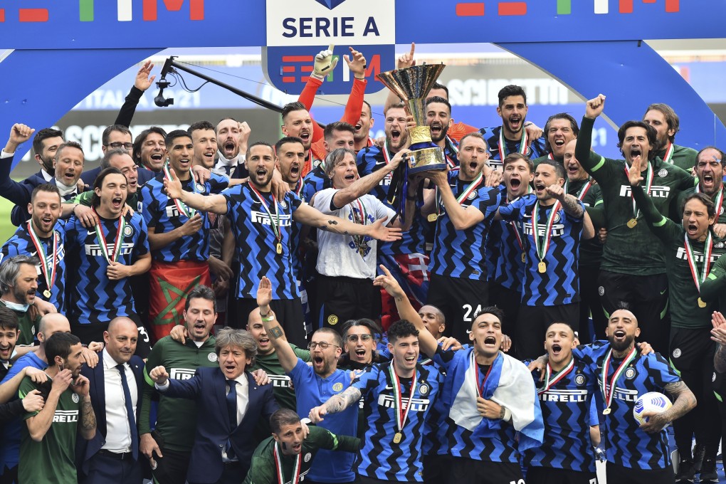 Inter Milan players and staff celebrate with the Serie A trophy after beating Udinese 5-1 in San Siro. Photo: Xinhua