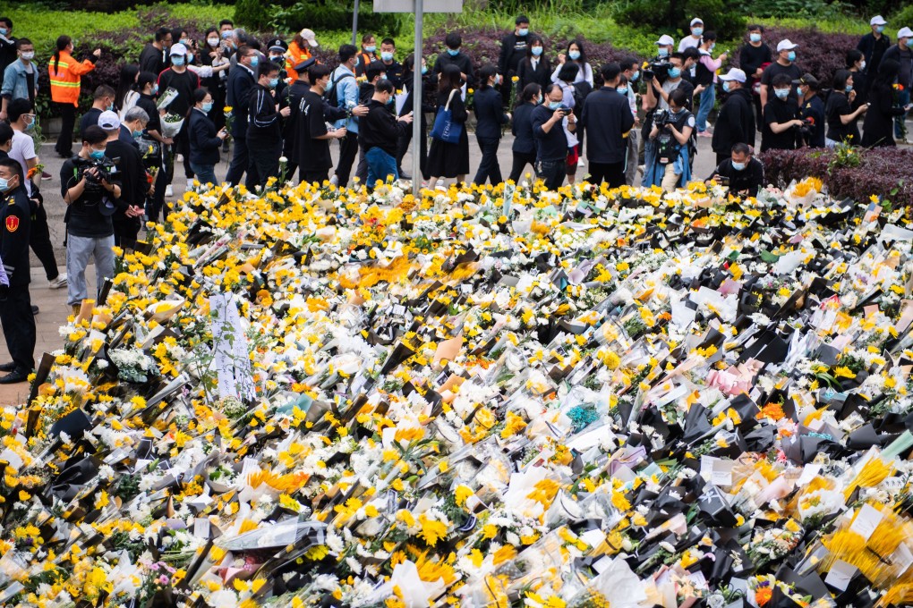 Members of the public lay flowers in tribute to Yuan Longping at the Mingyangshan funeral home in Changsha. Photo: Xinhua