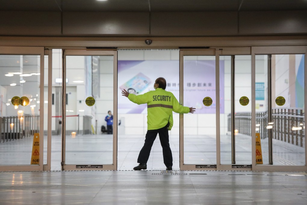 A security guard closes the gate of Shenzhen Bay Port on February 8, 2020. Photo: K.Y. Cheng