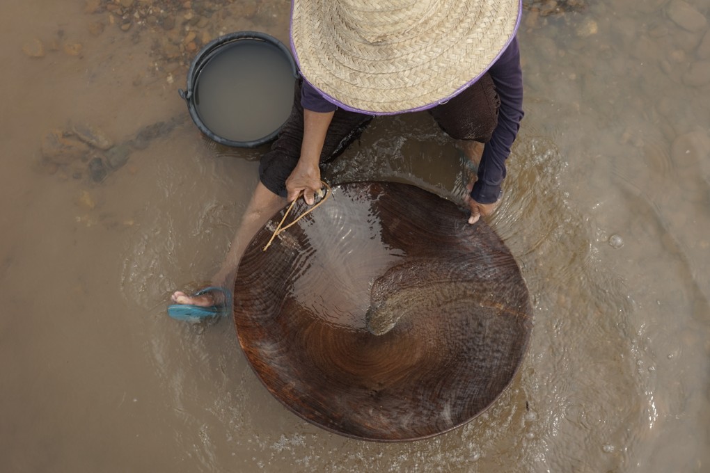 Hieng Chantarasee, a 70-year-old gold panner in Loei province of Thailand, a few kilometres downstream from the proposed Sanakham dam in Laos. Photo: Vijitra Duangdee