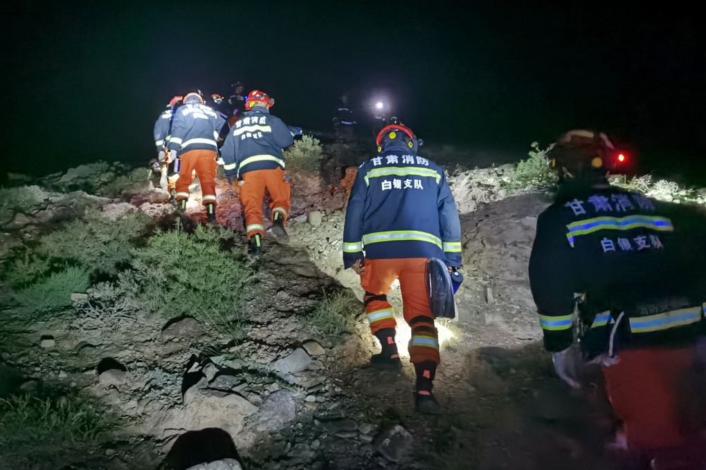 Rescuers search for runners as disaster unfolds during a race in Gansu. Photo: Xinhua