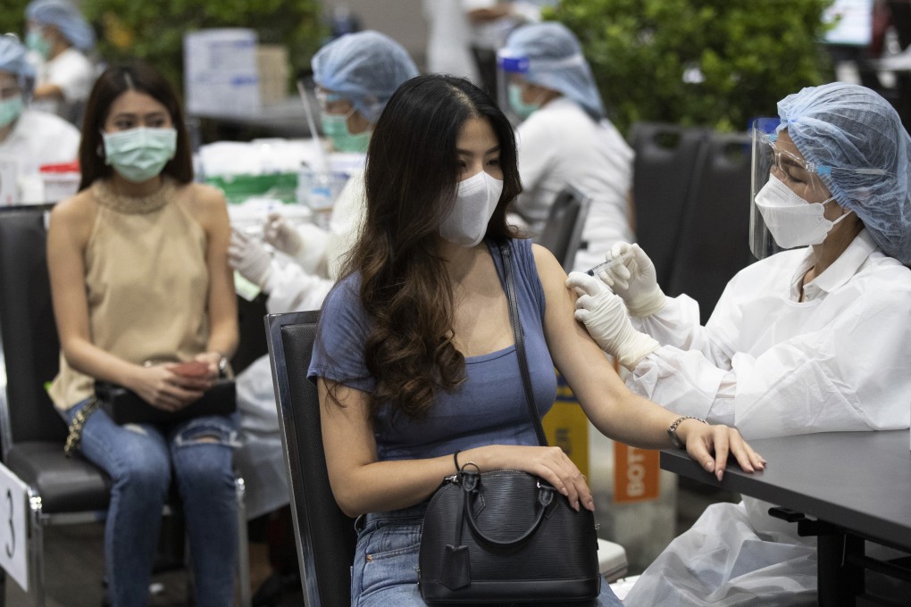 Health workers administer shots of the Sinovac Covid-19 vaccine for airline employees in Bangkok, Thailand. Photo: AP