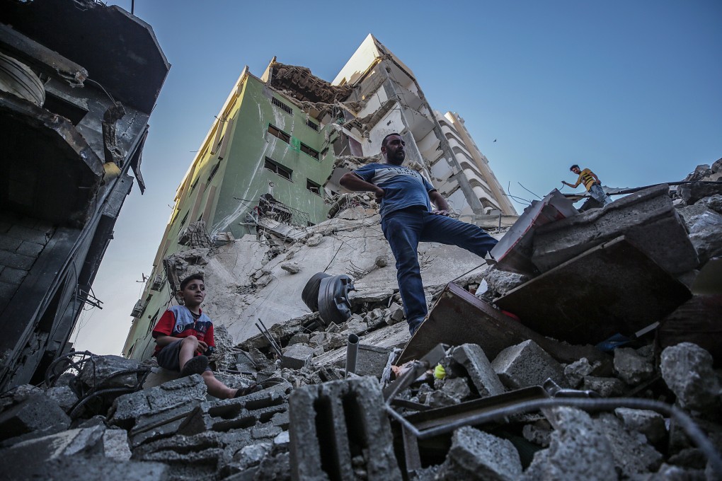 Palestinians inspect the rubble of their destroyed home after Israeli air strikes in Gaza City on May 19. Photo: EPA-EFE