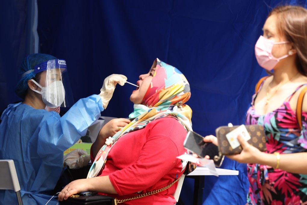 Foreign domestic helpers queue up for a second round of compulsory Covid-19 testing, at a mobile specimen collection station at Chater Garden in Central on May 15. Photo: Nora Tam