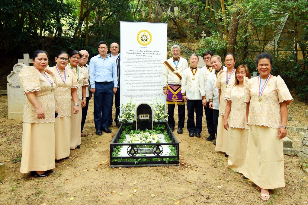 The Knights of Rizal China Hong Kong Chapter and the Kababaihang Rizalistas (Ladies of Rizal) Hong Kong Chapter at the restored gravesite of Elizabeth McBride Bracken. Photo: Enrique Rueda Sadiosa