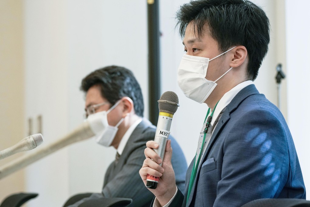 Yuan Chengji (right) appealed for his father’s release at a press conference in Tokyo on Monday. Photo: Kyodo