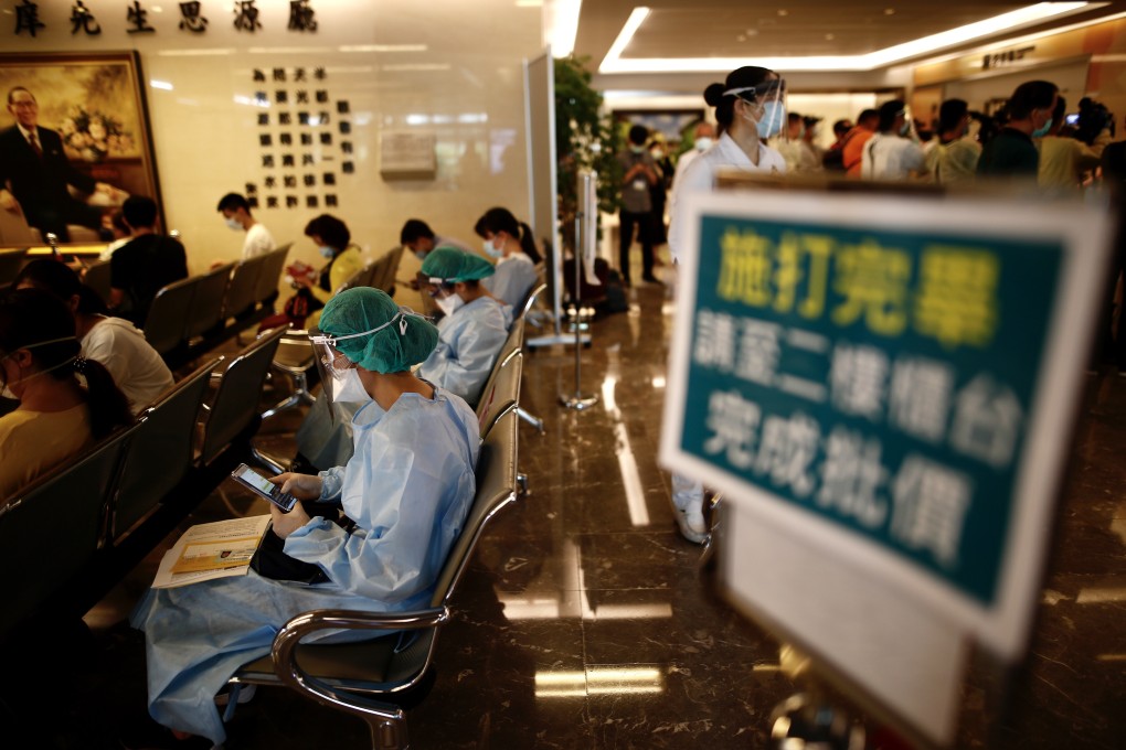 Frontline medical workers rest after receiving the AstraZeneca vaccine at a hospital in New Taipei, Taiwan, on May 20, 2021. Photo: EPA-EFE