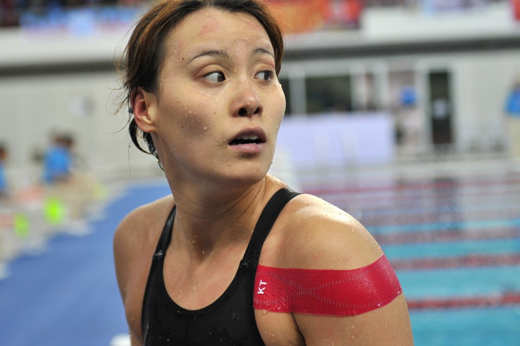 Chinese swimmer Fu Yuanhui at a race in 2018, carrying a left shoulder injury. Photo: Xinhua