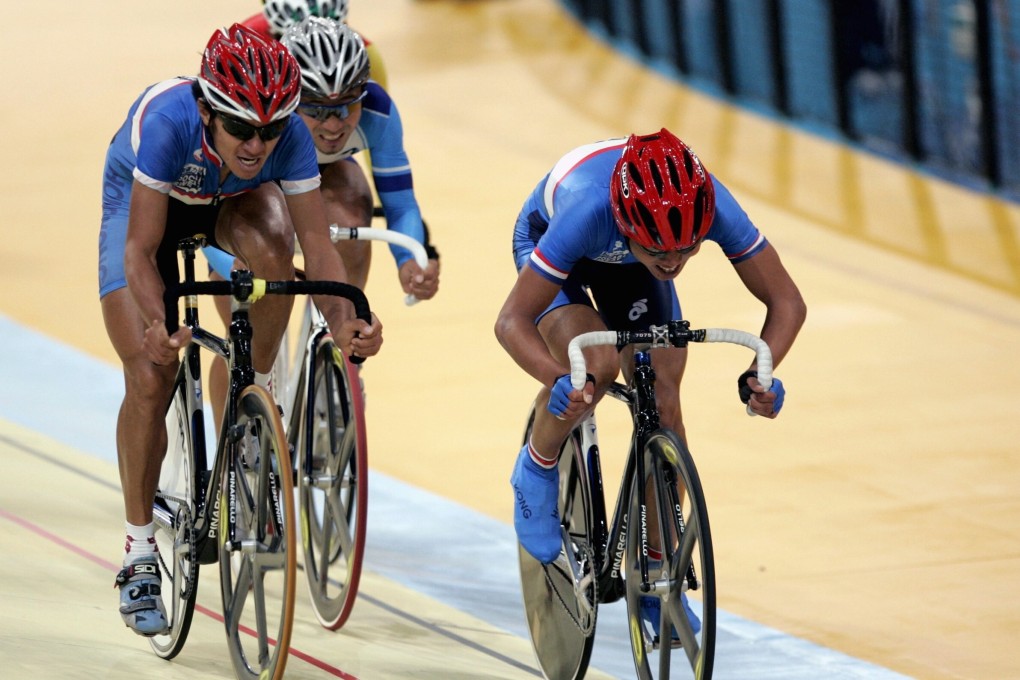 Cheung King-wai (right) on his way to victory in the 40km men’s points race at the 2006 Asian Games in Doha. Photo: Reuters