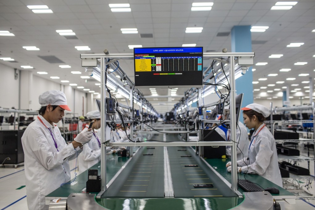 Workers perform quality checks on smartphones at the VinSmart factory at the Hoa Lac Hi-Tech Park in Hanoi, Vietnam, on September 25, 2019. Photo: Bloomberg