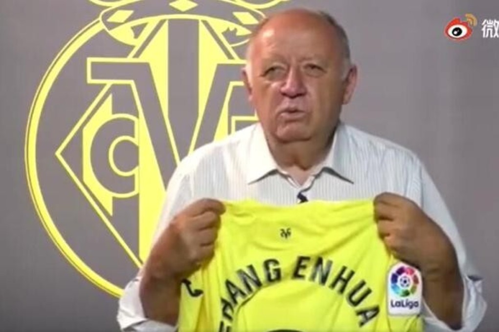 Villarreal CF vice-president Jose Manuel Llaneza holds up a shirt with the name of Zhang Enhua on it. The former China international, who died in April 2021, was a member of the club's coaching staff. Photo: Sina Weibo