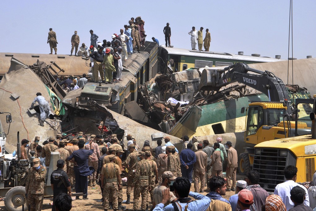 Soldiers and volunteers work at the site of a train collision in the Ghotki district in southern Pakistan on June 7. Photo: AP