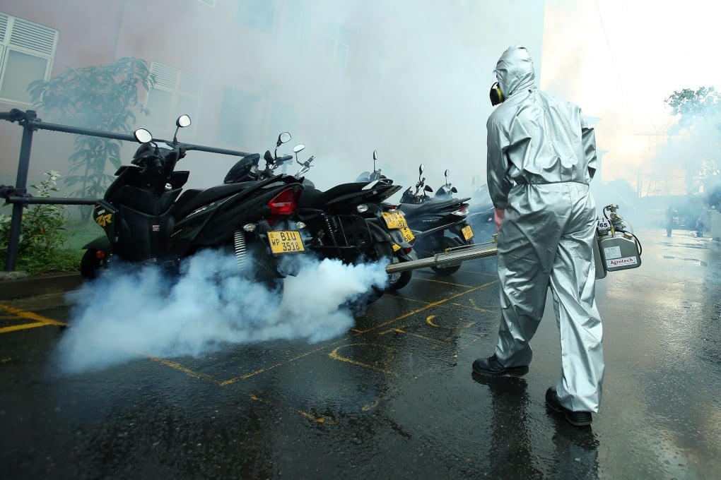 A health worker sprays insecticide to control the number of dengue-carrying mosquitoes in Sri Lanka. Photo: Xinhua