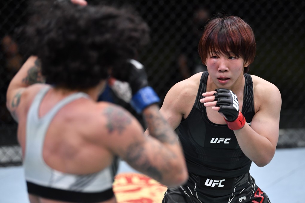 Kanako Murata battles Virna Jandiroba in their strawweight bout at UFC Vegas 29. Photo: Chris Unger/Zuffa LLC