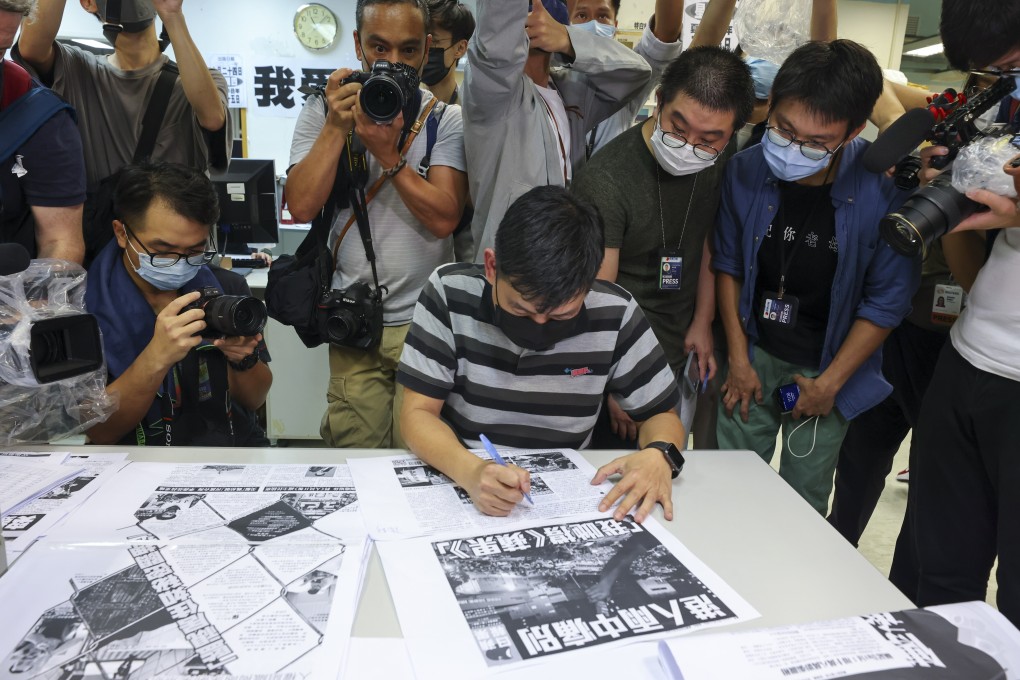 Apple Daily executive editor-in-chief Lam Man-chung puts the finishing touches to the newspaper’s final print edition. Photo: Dickson Lee
