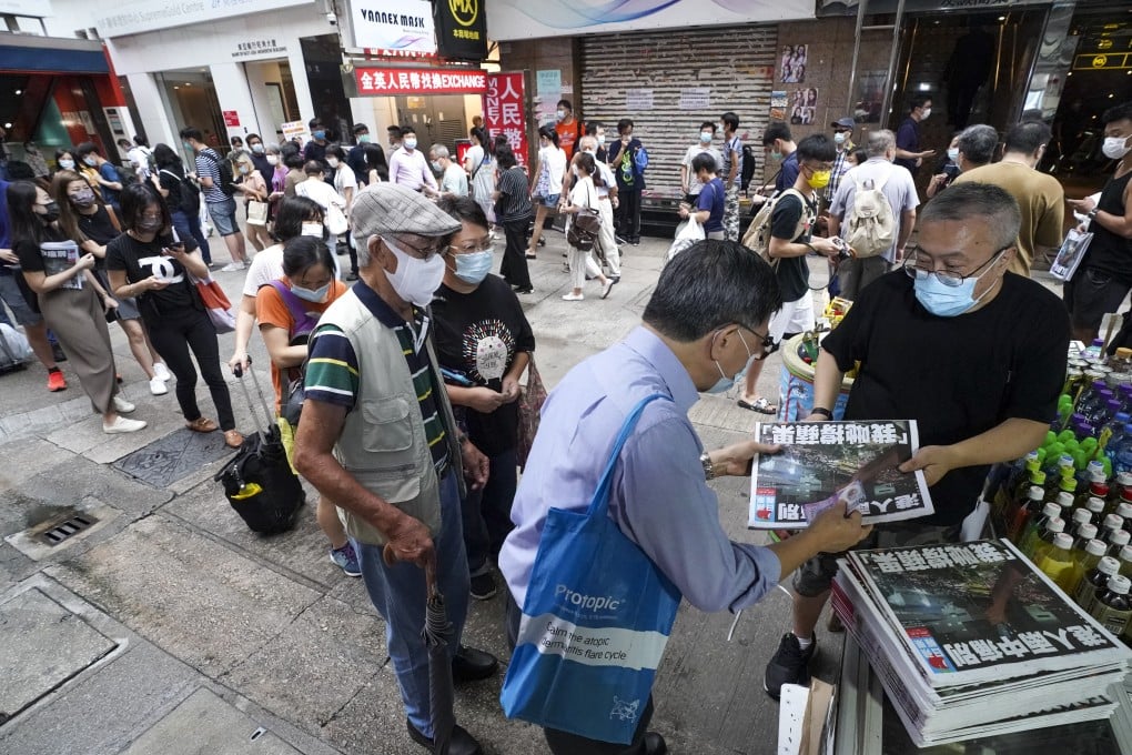 Hongkongers queue to purchase the last edition of Apple Daily on Thursday morning in Mong Kok. Photo: Felix Wong