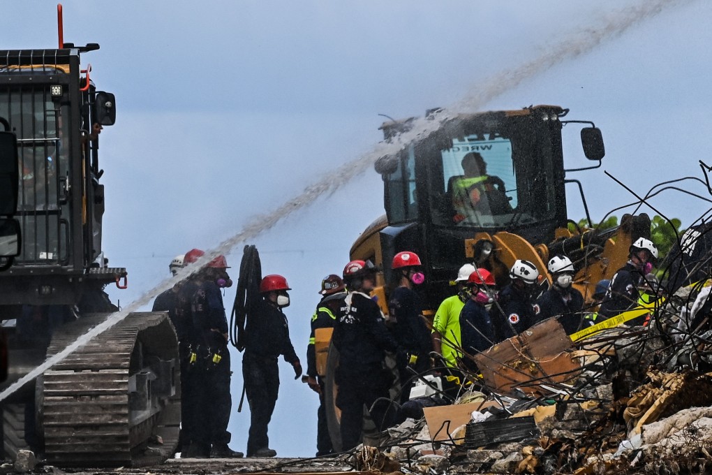 Rescuers search through the rubble in Miami on June 26, 2021. Photo: AFP