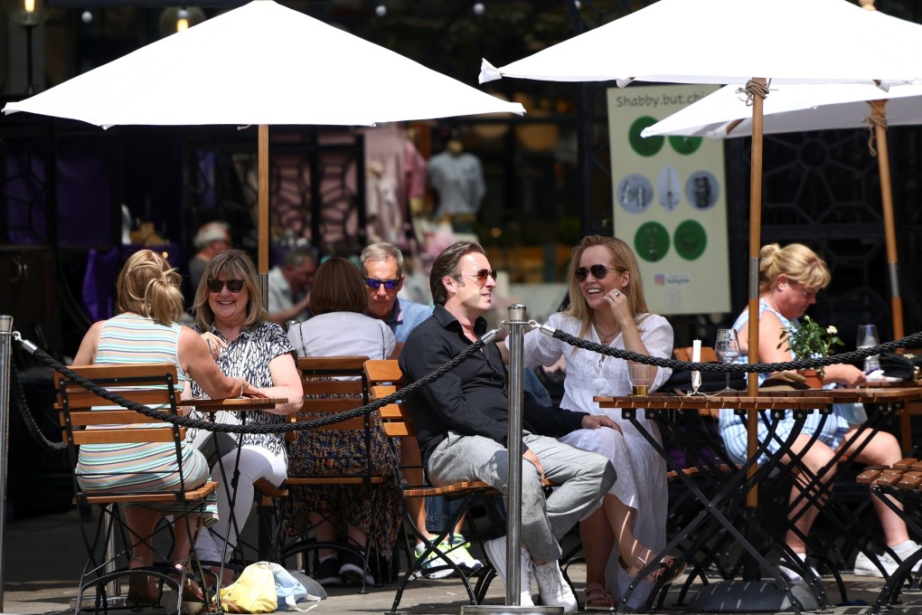 Diners at a restaurant in London, England. Photo: Reuters