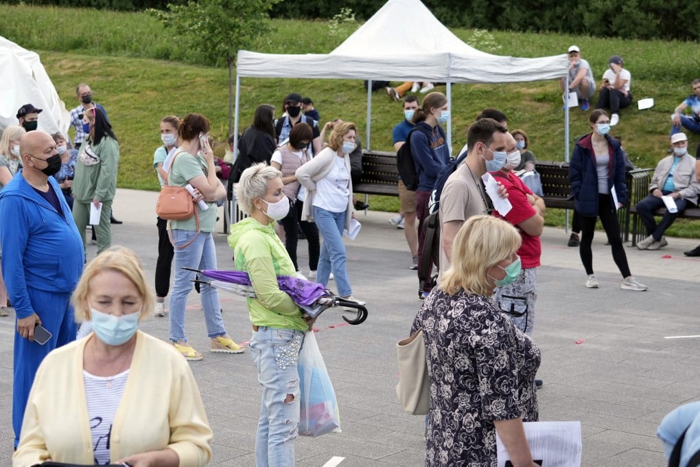 People wait in line to get a Covid-19 vaccine in Moscow’s outskirts, Russia. Photo: AP