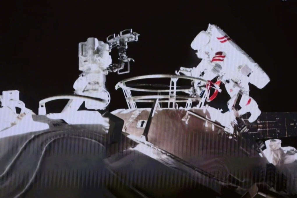 The astronauts installed equipment during the spacewalk. Photo: Weibo