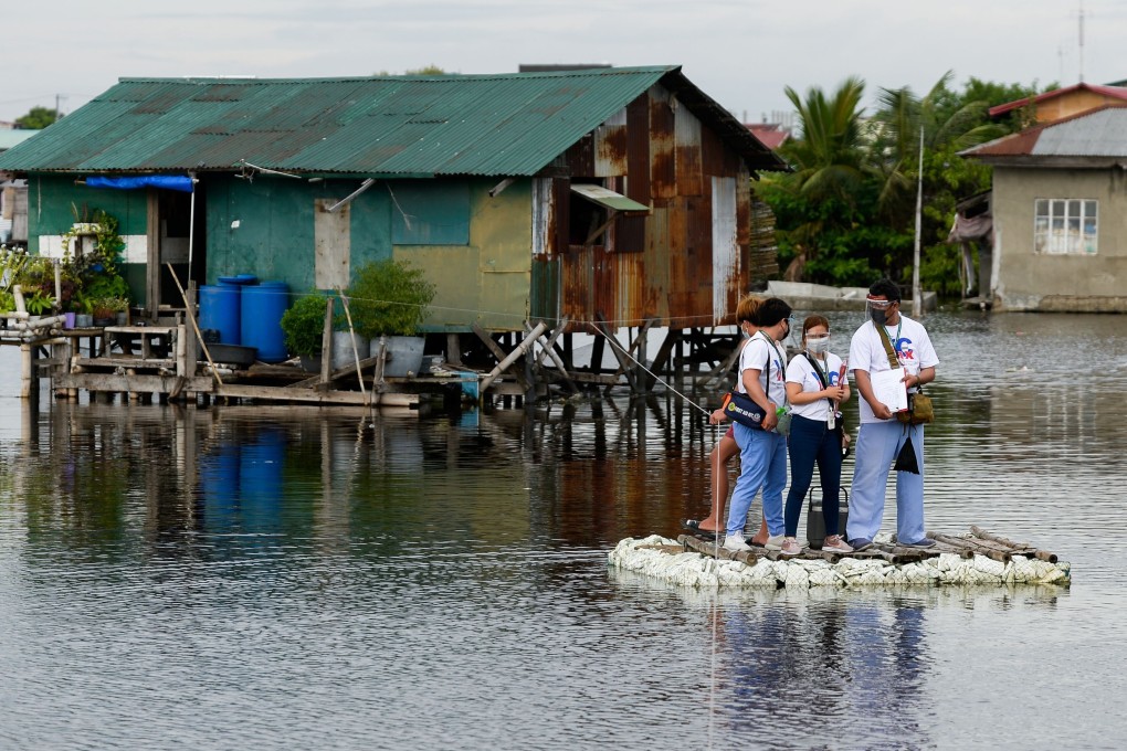 Filipino health workers ride on a makeshift raft during a house-to-house vaccination effort in Valenzuela City, Metro Manila. Photo: Reuters