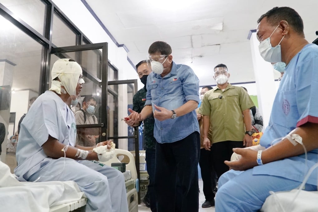 President Rodrigo Duterte (centre) talks to wounded soldiers who survived a plane crash in Sulu province, Philippines. Photo: EPA-EFE