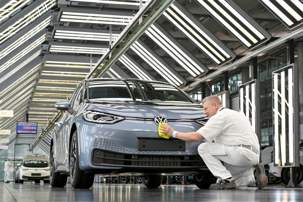 Technicians work in the final inspection line of German carmaker Volkswagen's electric ID. 3 car in Dresden, Germany, on June 8, 2021. Photo: Reuters