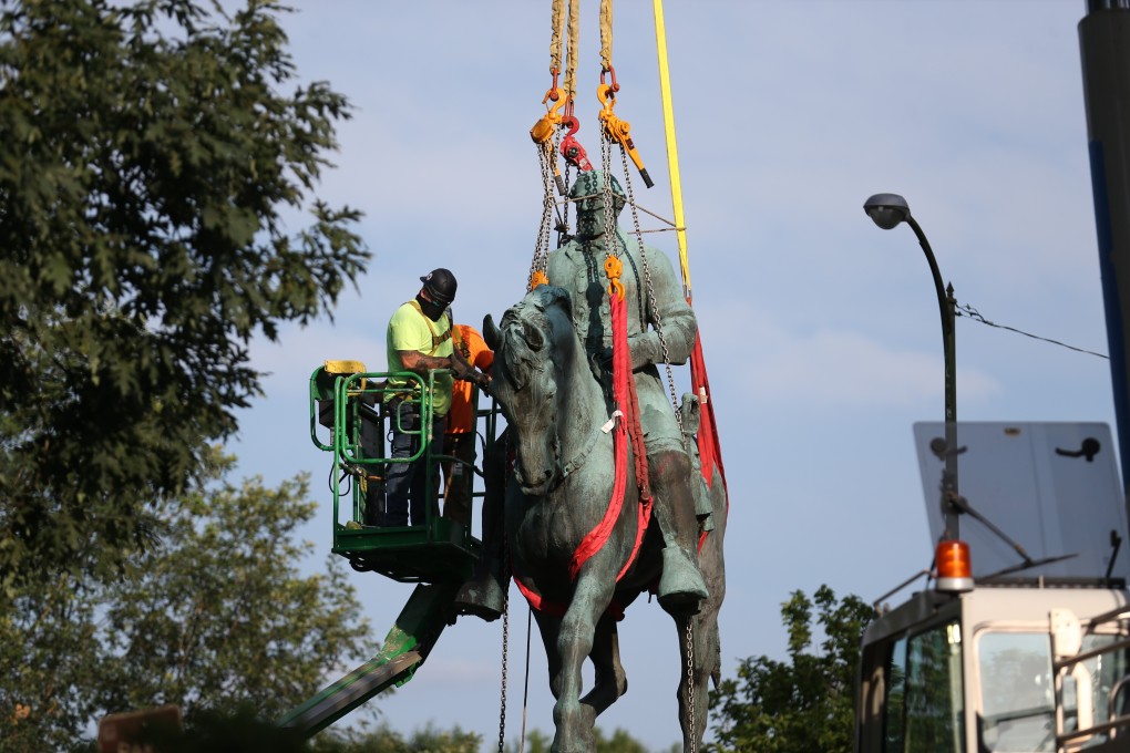 Workers remove the monument of Confederate General Robert E Lee on Saturday in Charlottesville, Virginia. Photo: The Daily Progress via AP