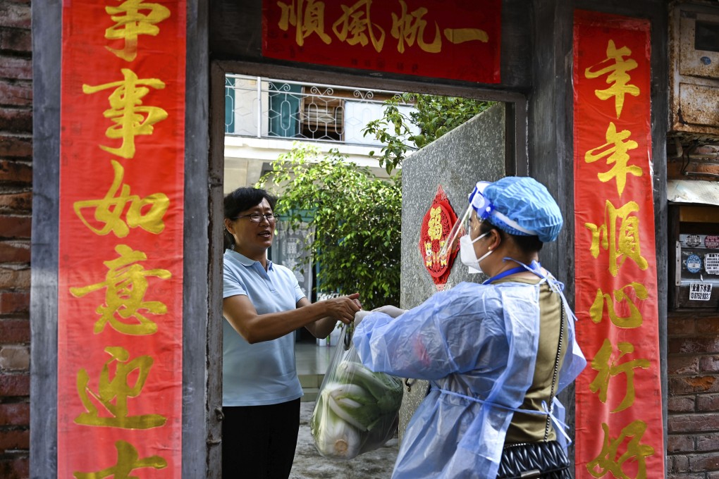 A community worker delivers daily necessities to a quarantined household in Ruili, Yunnan province, on Thursday. Photo: Xinhua via AP