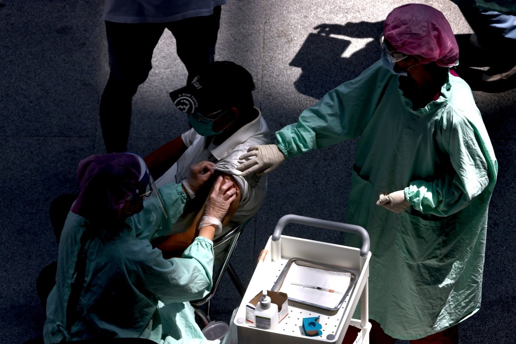 A medical worker administers a Moderna dose to a man at the National Taiwan Science Education Centre in Taipei City, Taiwan on July 3. Photo: Reuters