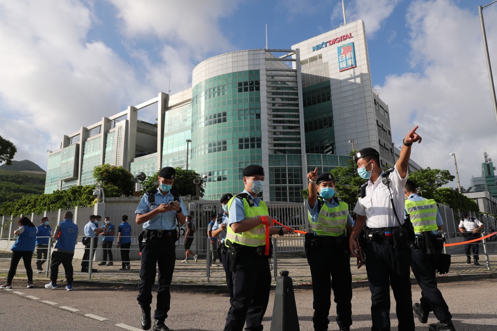 Police set up a cordon outside the offices of the Apple Daily newspaper in June. Photo: Sam Tsang