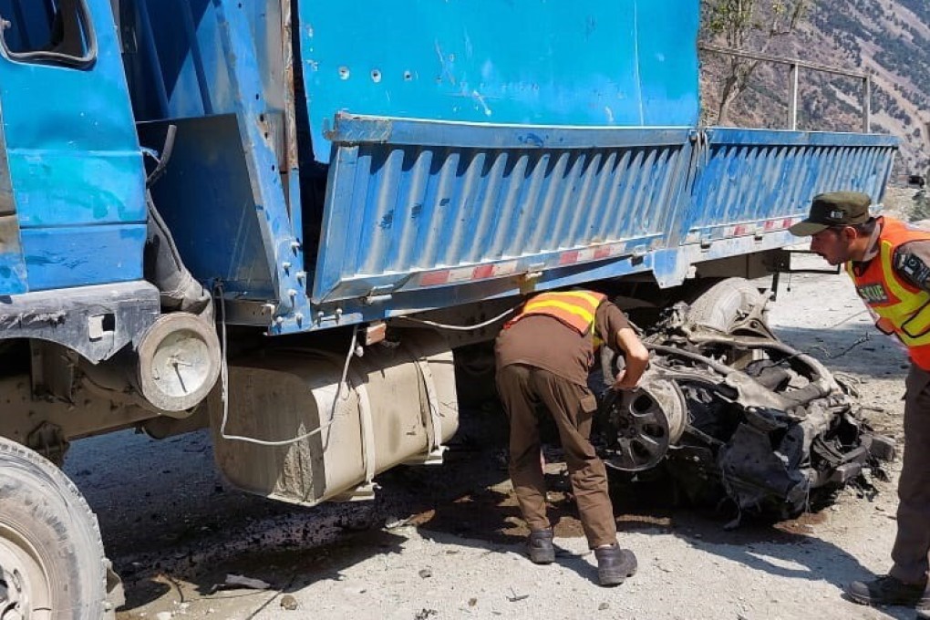 Pakistani rescuers inspect the scene of a blast on a bus carrying Chinese engineers to the Dasu dam in Kohistan, Pakistan. Photo: EPA