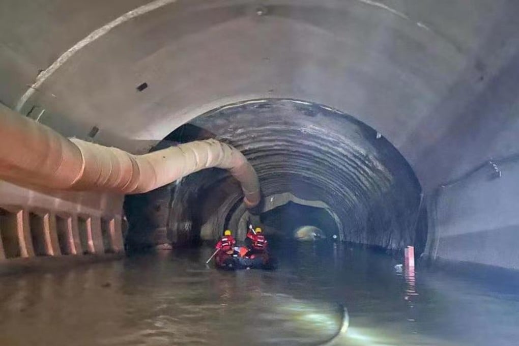 Search teams were trying to drain the tunnel. Photo: Weibo