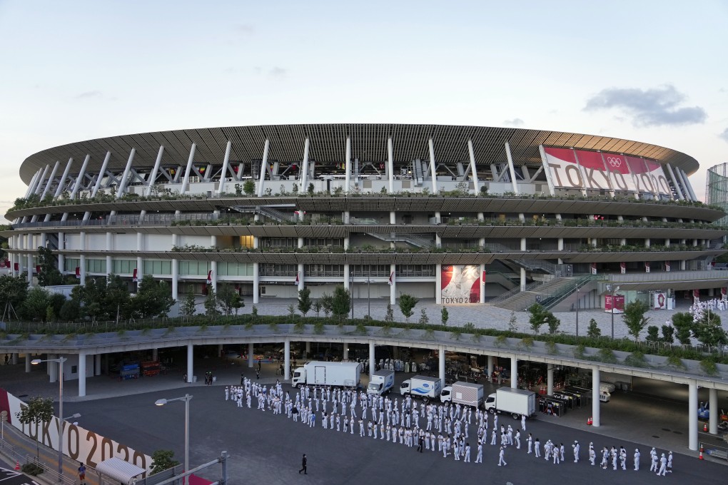 Staff members gather around the National Stadium, the main venue of the Tokyo 2020 Olympics and Paralympics, on July 18. Photo: EPA-EFE