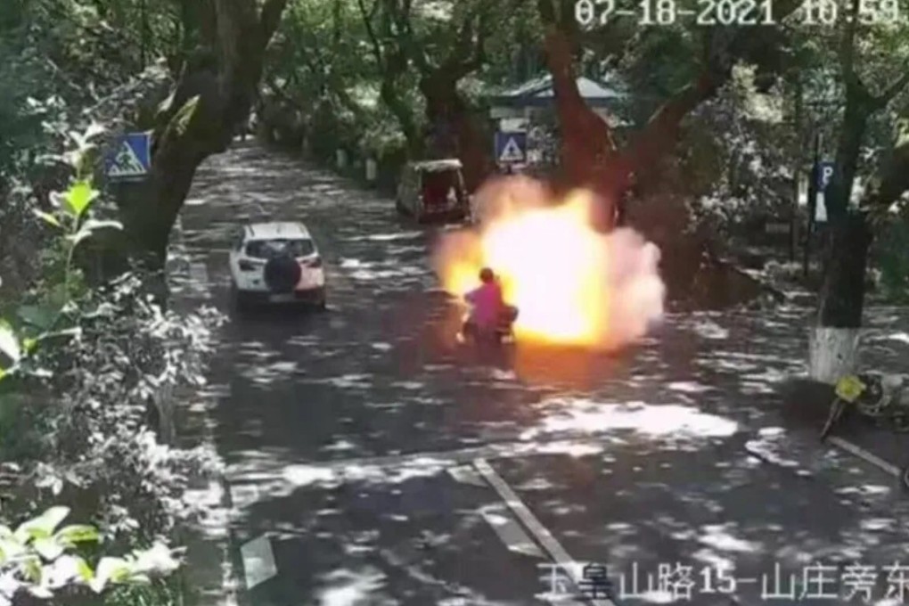Chinese people donated more than 2 million yuan (US$262,000) since July 17 support a Chinese father and his daughter after they were seriously burned when the electronic bicycle they were riding burst into flames. Photo: Handout