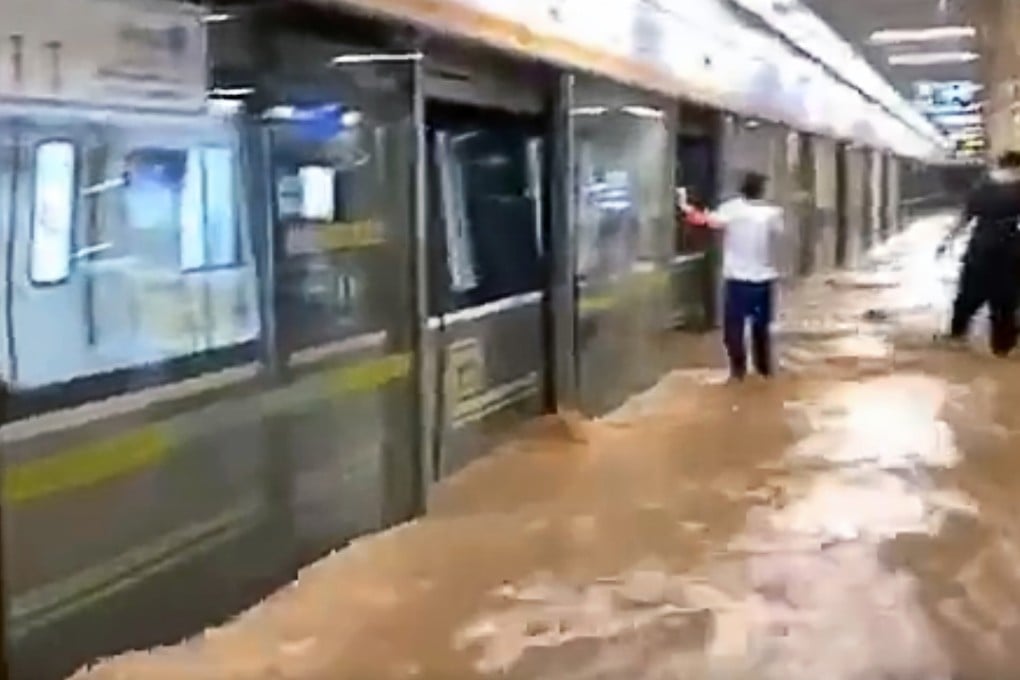 Passengers were trapped in Zhengzhou’s subway system as tunnels and trains were submerged by the floods. Photo: Weibo