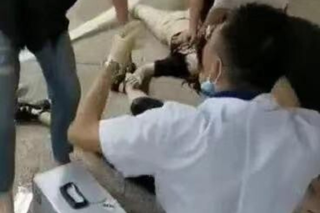 A doctor in Zhengzhou is being praised for his heroism after he used CPR to save the lives of people who had feinted because of a lack of oxygen at a flooded subway station. CREDIT: 163.com