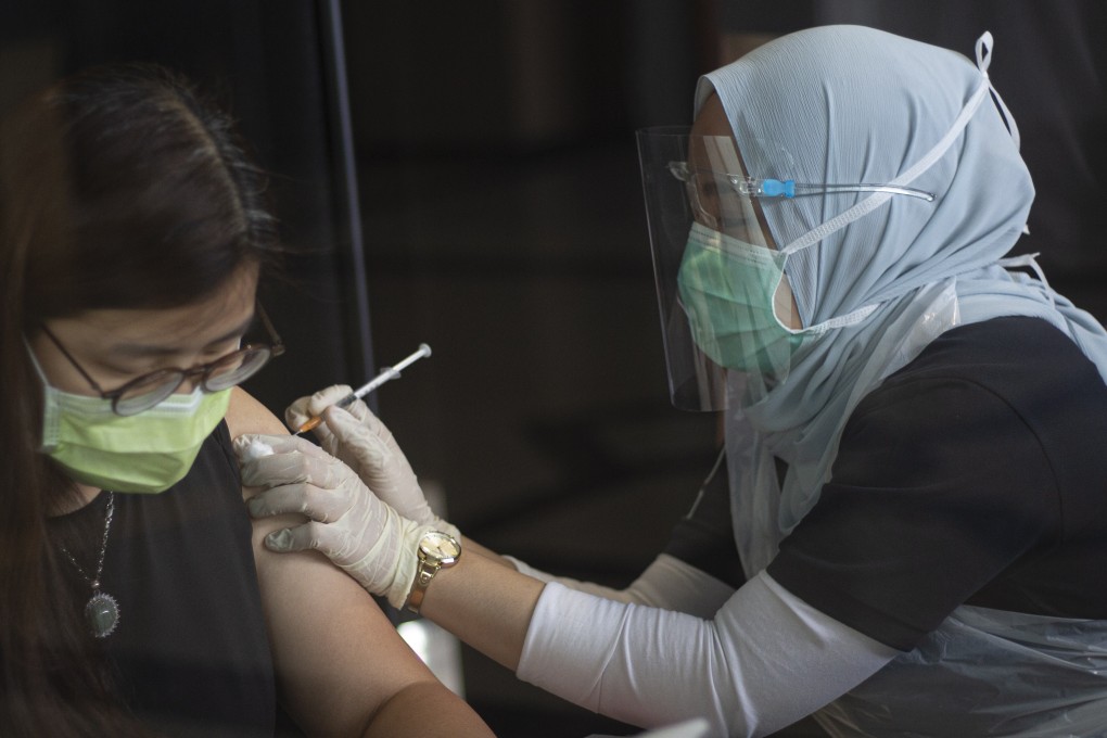 A Malaysian woman receives a dose of Covid-19 vaccine in Kuala Lumpur. Photo: EPA