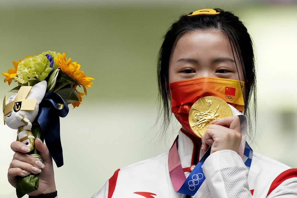 China’s Yang Qian shows her gold medal after winning the women’s 10m air rifle and becoming the first champion of the Tokyo Olympics. Photo: Gettyimages
