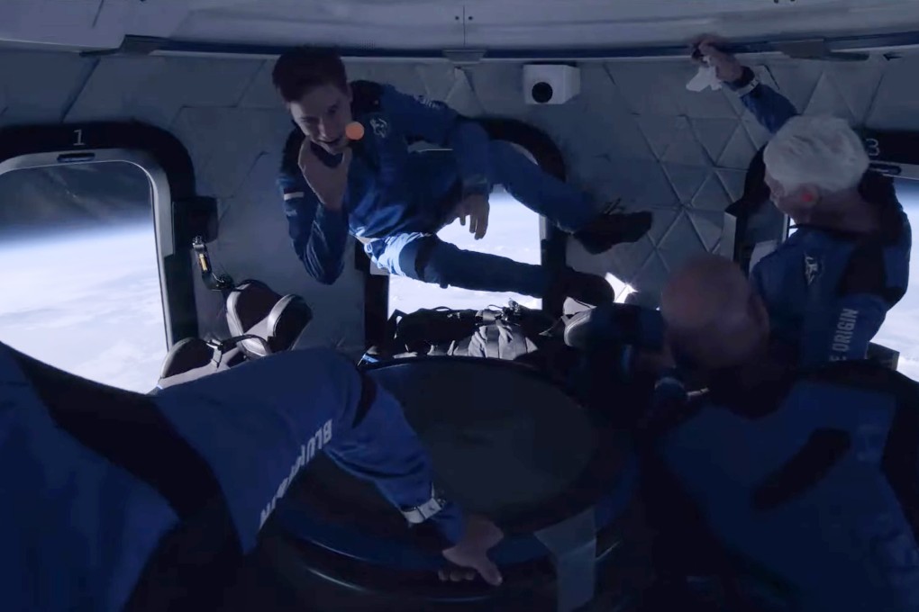 Weightlessness aboard the Blue Origin New Shepard, on July 20, 2021. Photo: EPA-EFE