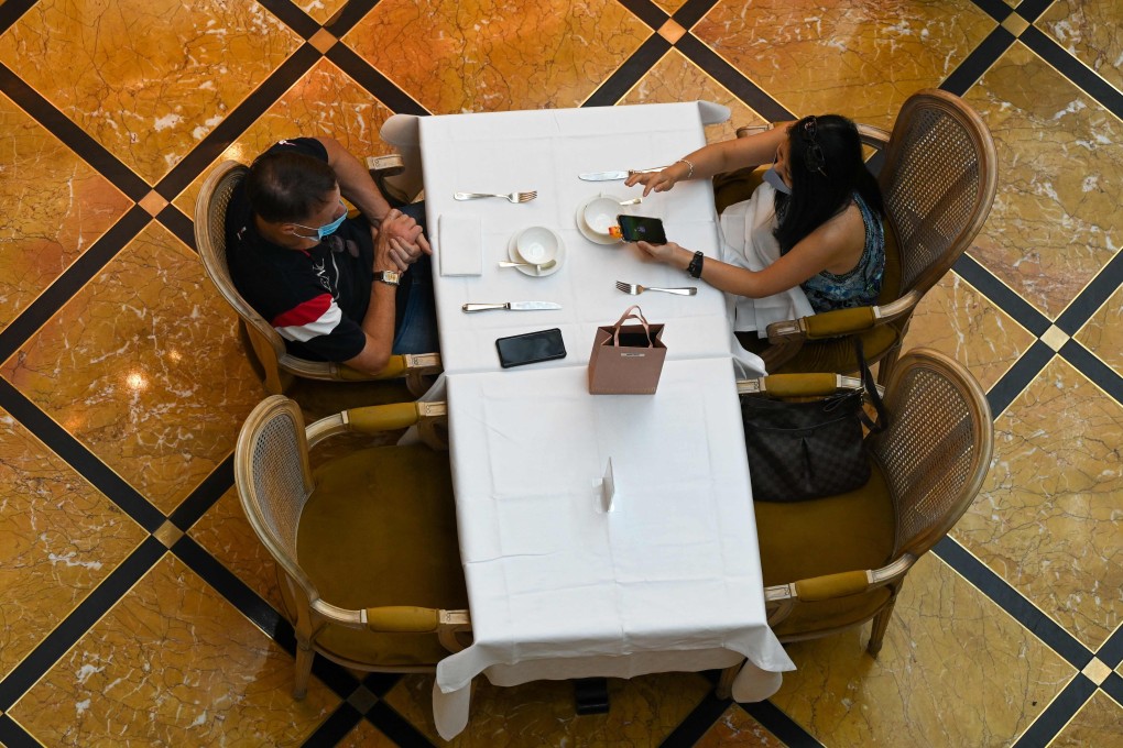 People dine at a restaurant in a shopping mall in Singapore on May 14, 2021. Photo: AFP