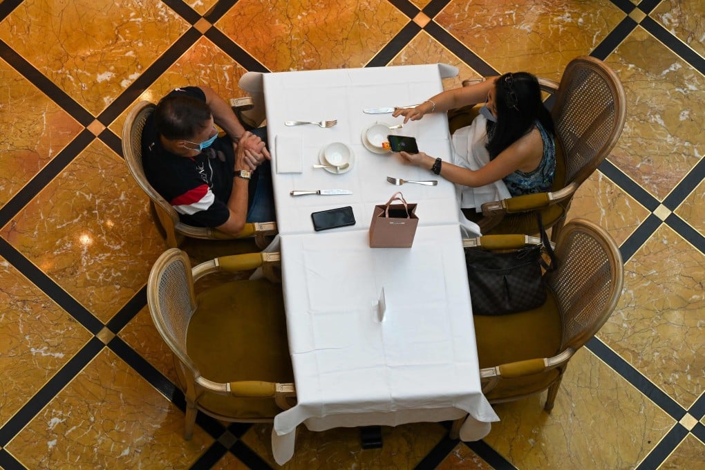 People dine at a restaurant in a shopping mall in Singapore on May 14, 2021. Photo: AFP